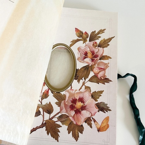 A Victorian Posy Penhaligon's Scented Photograph Album by Sheila Pickles - Picture 6 of 8